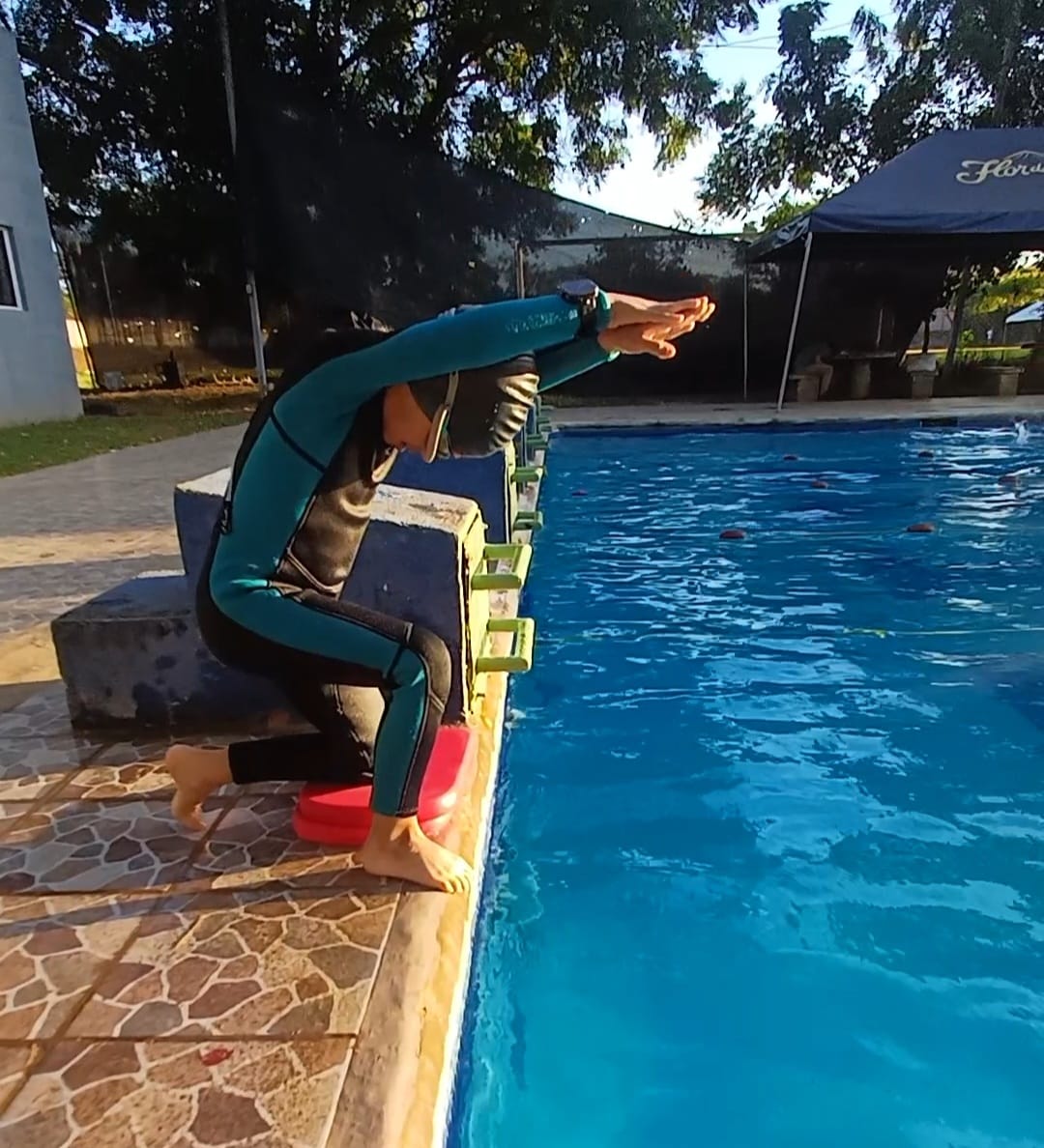 Niño con discapacidad nadando con instructor